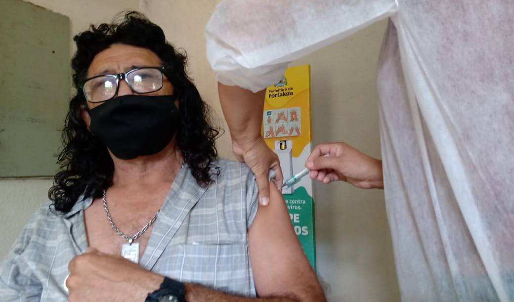 Fernando Soares da Silva recebe a vacina. ele usa máscara